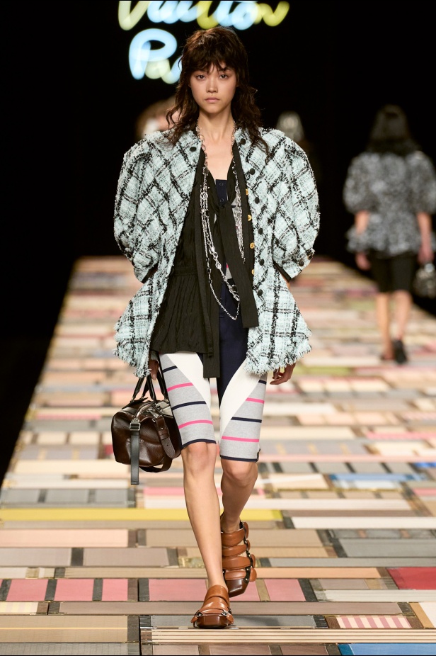 مجموعة Louis Vuitton لربيع 2025 تمزج بين الخياطة المميزة والانسيابية الأنثوية