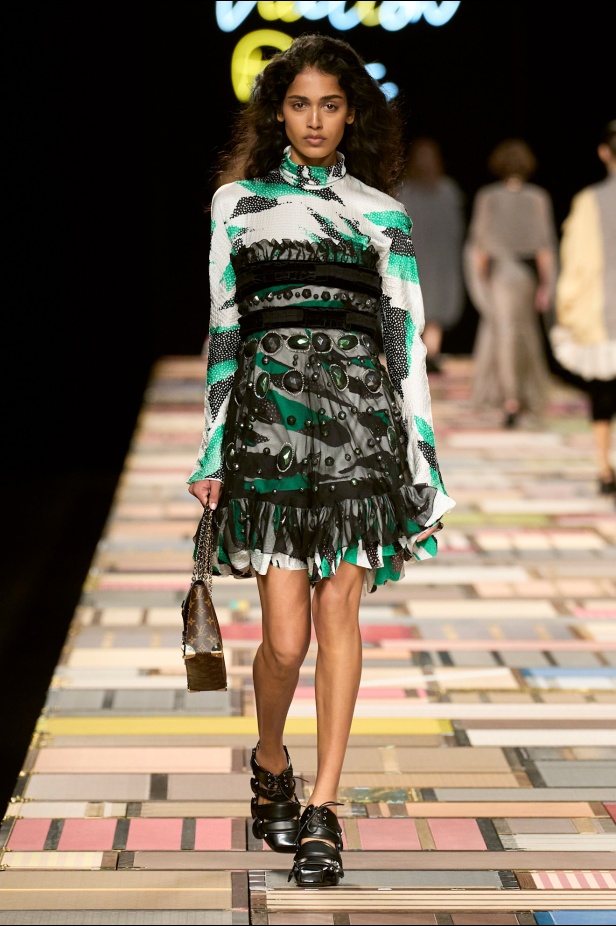 مجموعة Louis Vuitton لربيع 2025 تمزج بين الخياطة المميزة والانسيابية الأنثوية