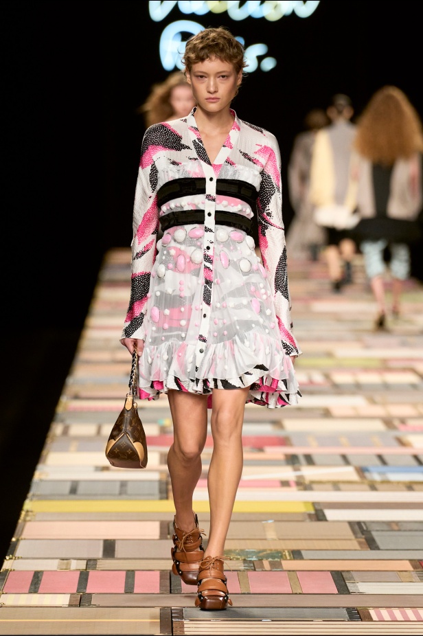 مجموعة Louis Vuitton لربيع 2025 تمزج بين الخياطة المميزة والانسيابية الأنثوية