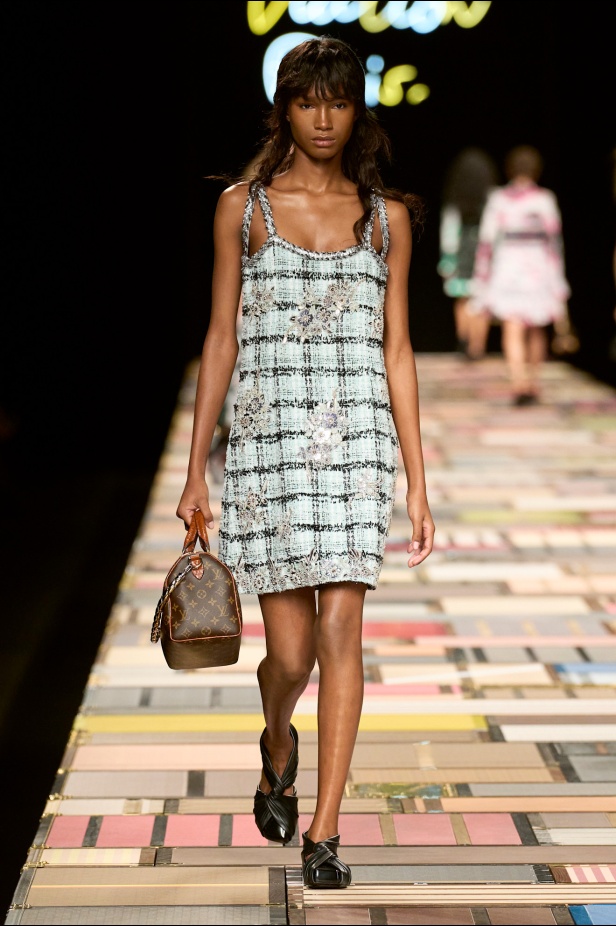 مجموعة Louis Vuitton لربيع 2025 تمزج بين الخياطة المميزة والانسيابية الأنثوية