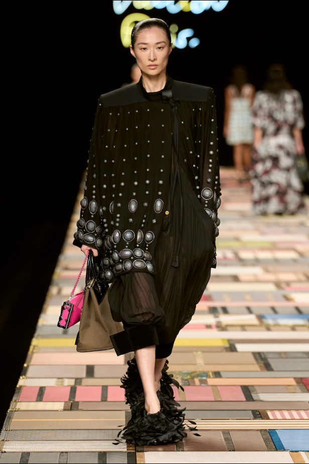 مجموعة Louis Vuitton لربيع 2025 تمزج بين الخياطة المميزة والانسيابية الأنثوية