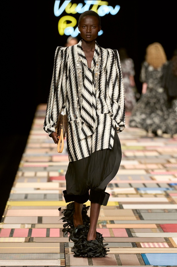 مجموعة Louis Vuitton لربيع 2025 تمزج بين الخياطة المميزة والانسيابية الأنثوية