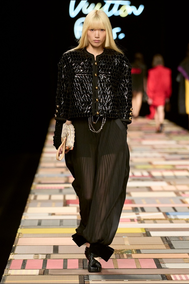 مجموعة Louis Vuitton لربيع 2025 تمزج بين الخياطة المميزة والانسيابية الأنثوية