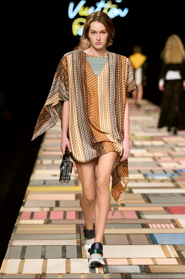 مجموعة Louis Vuitton لربيع 2025 تمزج بين الخياطة المميزة والانسيابية الأنثوية