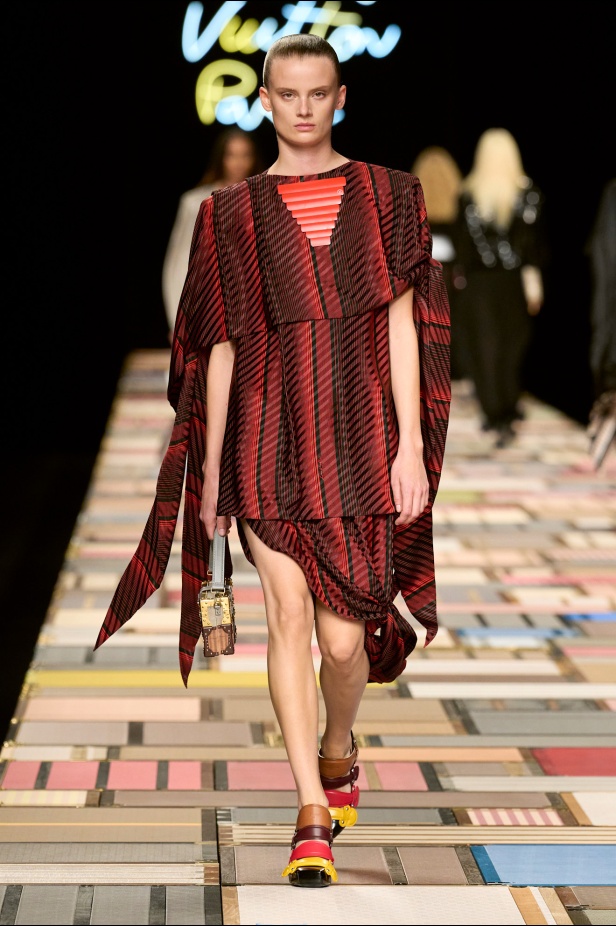 مجموعة Louis Vuitton لربيع 2025 تمزج بين الخياطة المميزة والانسيابية الأنثوية