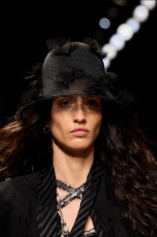 مجموعة Louis Vuitton لربيع 2025 تمزج بين الخياطة المميزة والانسيابية الأنثوية