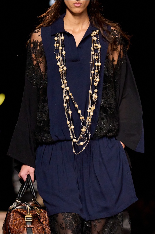 مجموعة Louis Vuitton لربيع 2025 تمزج بين الخياطة المميزة والانسيابية الأنثوية