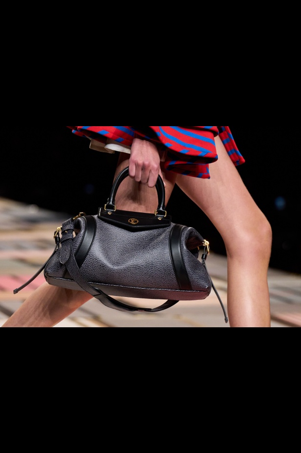 مجموعة Louis Vuitton لربيع 2025 تمزج بين الخياطة المميزة والانسيابية الأنثوية