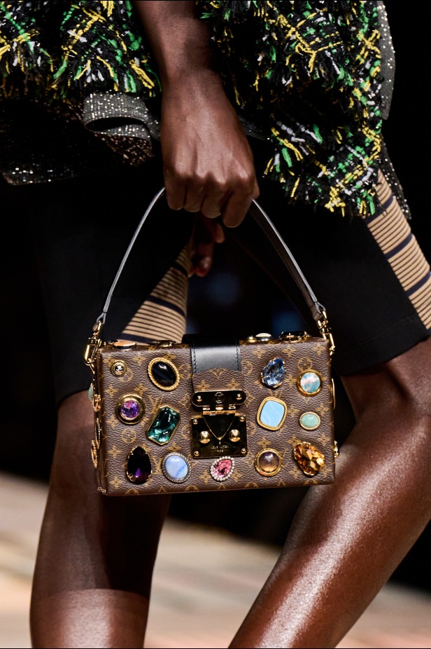 مجموعة Louis Vuitton لربيع 2025 تمزج بين الخياطة المميزة والانسيابية الأنثوية