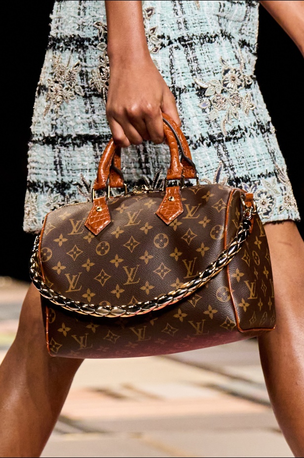 مجموعة Louis Vuitton لربيع 2025 تمزج بين الخياطة المميزة والانسيابية الأنثوية