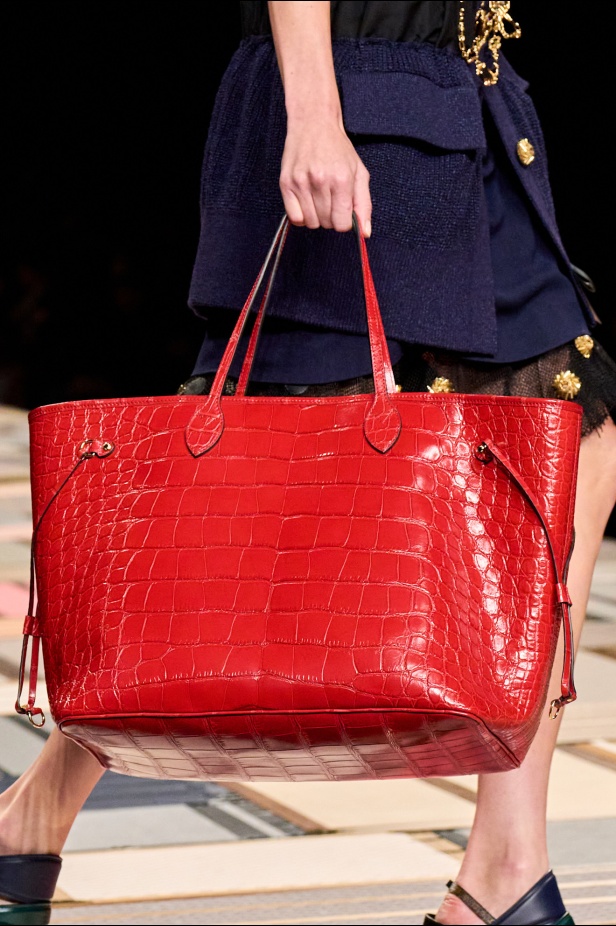 مجموعة Louis Vuitton لربيع 2025 تمزج بين الخياطة المميزة والانسيابية الأنثوية