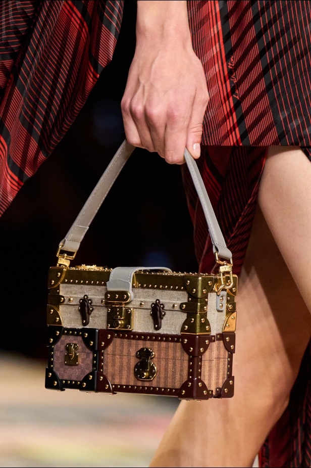 مجموعة Louis Vuitton لربيع 2025 تمزج بين الخياطة المميزة والانسيابية الأنثوية