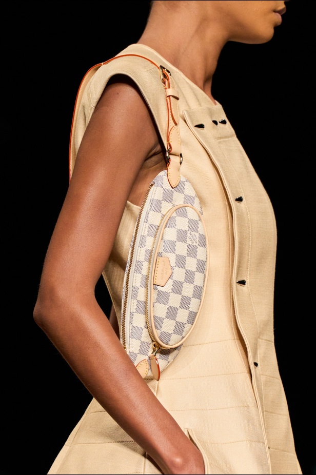 مجموعة Louis Vuitton لربيع 2025 تمزج بين الخياطة المميزة والانسيابية الأنثوية