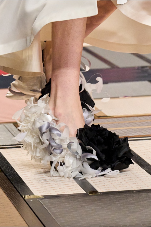 مجموعة Louis Vuitton لربيع 2025 تمزج بين الخياطة المميزة والانسيابية الأنثوية