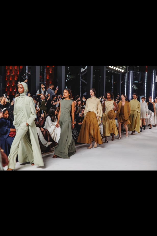 سعف النخيل يتراقص بأناقة.. أباديا تجسد الأصالة في تصاميم ريزورت 2025 في أسبوع الأزياء في الرياض