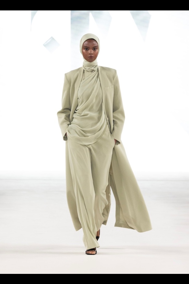 سعف النخيل يتراقص بأناقة.. أباديا تجسد الأصالة في تصاميم ريزورت 2025 في أسبوع الأزياء في الرياض