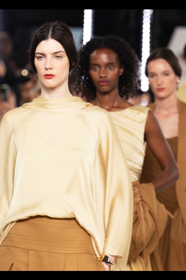 سعف النخيل يتراقص بأناقة.. أباديا تجسد الأصالة في تصاميم ريزورت 2025 في أسبوع الأزياء في الرياض