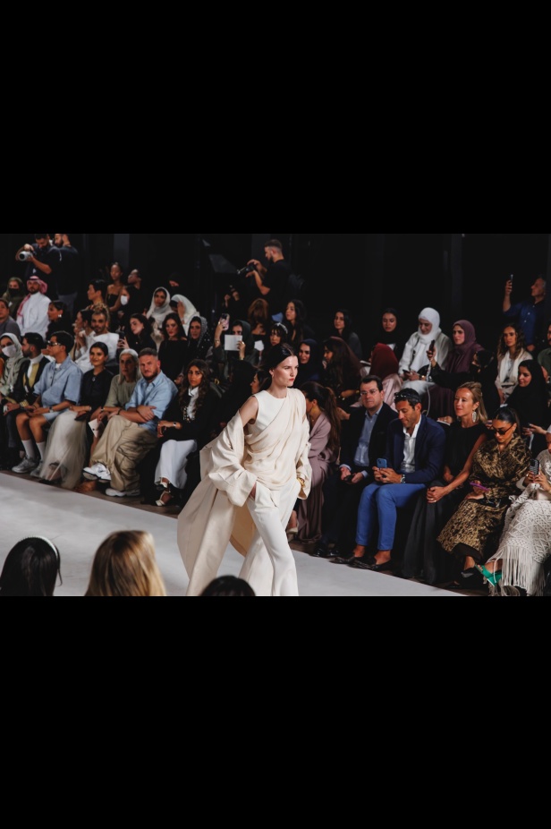 سعف النخيل يتراقص بأناقة.. أباديا تجسد الأصالة في تصاميم ريزورت 2025 في أسبوع الأزياء في الرياض