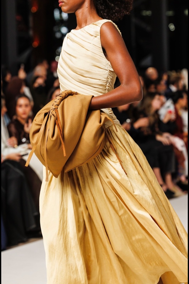 سعف النخيل يتراقص بأناقة.. أباديا تجسد الأصالة في تصاميم ريزورت 2025 في أسبوع الأزياء في الرياض