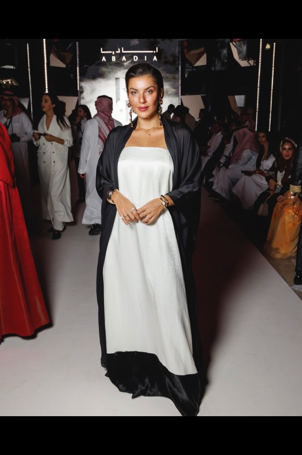 سعف النخيل يتراقص بأناقة.. أباديا تجسد الأصالة في تصاميم ريزورت 2025 في أسبوع الأزياء في الرياض