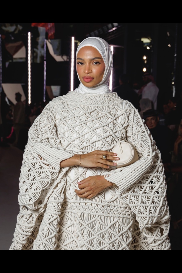 سعف النخيل يتراقص بأناقة.. أباديا تجسد الأصالة في تصاميم ريزورت 2025 في أسبوع الأزياء في الرياض