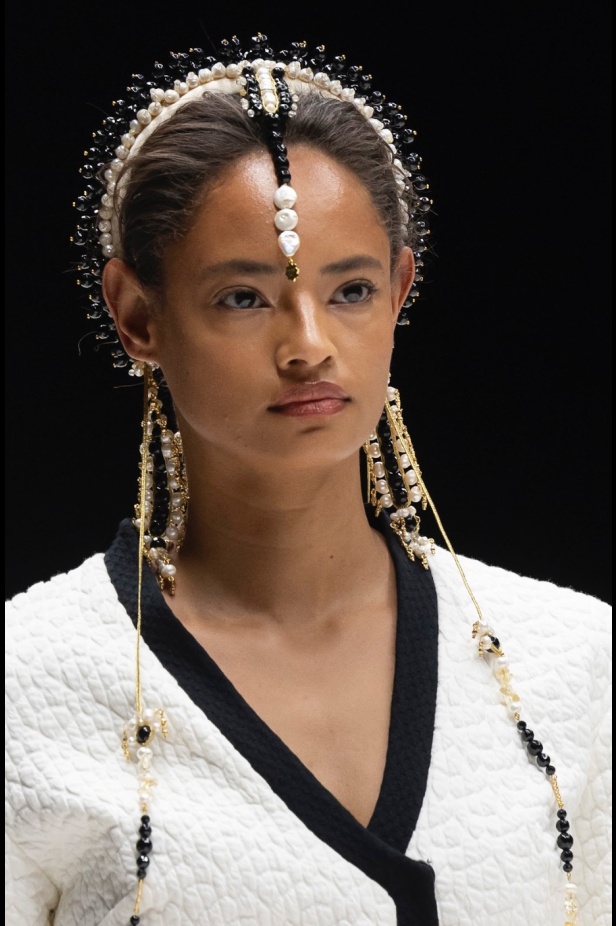 مجموعة "طويق" ليحيى البشري: احتفاء بالحب والحرية في ختام أسبوع الأزياء في الرياض