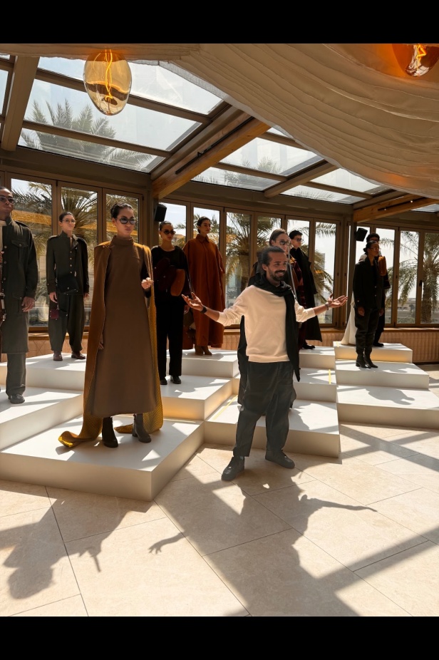 عبق خمسينيات المملكة يزهر في أسبوع الأزياء في الرياض: دار قرمز تروي حكاية الهوية والأصالة عبر مجموعة 1950