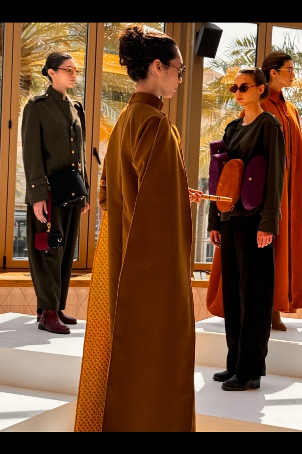 عبق خمسينيات المملكة يزهر في أسبوع الأزياء في الرياض: دار قرمز تروي حكاية الهوية والأصالة عبر مجموعة 1950