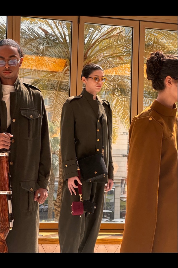 عبق خمسينيات المملكة يزهر في أسبوع الأزياء في الرياض: دار قرمز تروي حكاية الهوية والأصالة عبر مجموعة 1950