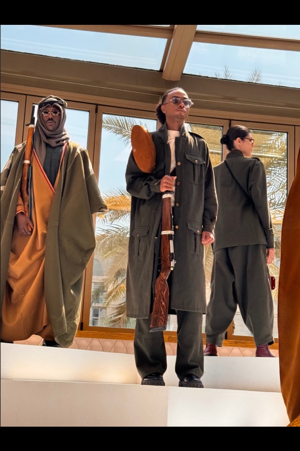 عبق خمسينيات المملكة يزهر في أسبوع الأزياء في الرياض: دار قرمز تروي حكاية الهوية والأصالة عبر مجموعة 1950