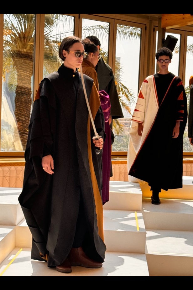 عبق خمسينيات المملكة يزهر في أسبوع الأزياء في الرياض: دار قرمز تروي حكاية الهوية والأصالة عبر مجموعة 1950