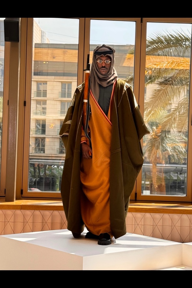 عبق خمسينيات المملكة يزهر في أسبوع الأزياء في الرياض: دار قرمز تروي حكاية الهوية والأصالة عبر مجموعة 1950