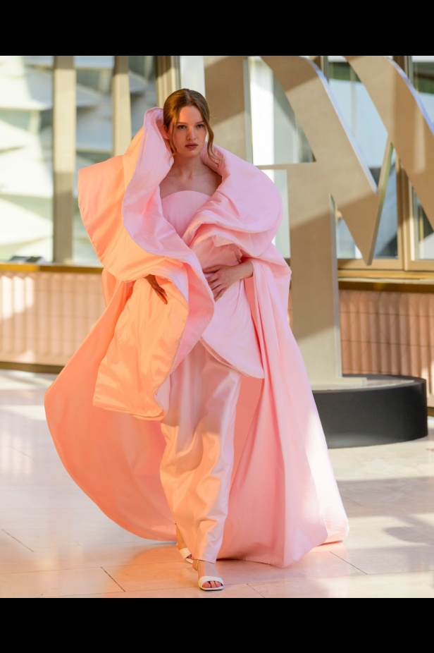 مجموعة "MENDOSA" من دار هلا الغرباوي تجسد المشاعر المتضاربة والأناقة المتفردة في أسبوع الأزياء في الرياض