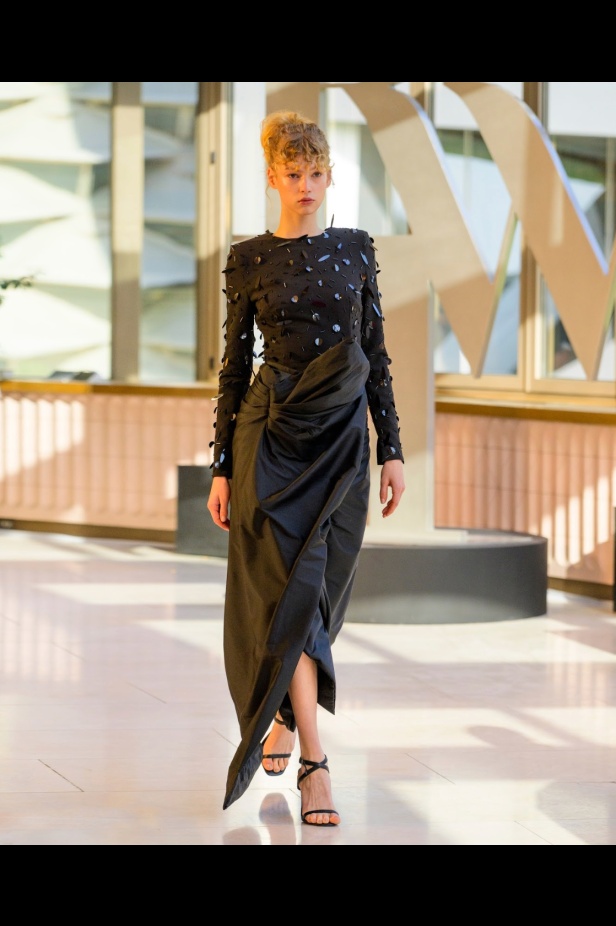 مجموعة "MENDOSA" من دار هلا الغرباوي تجسد المشاعر المتضاربة والأناقة المتفردة في أسبوع الأزياء في الرياض