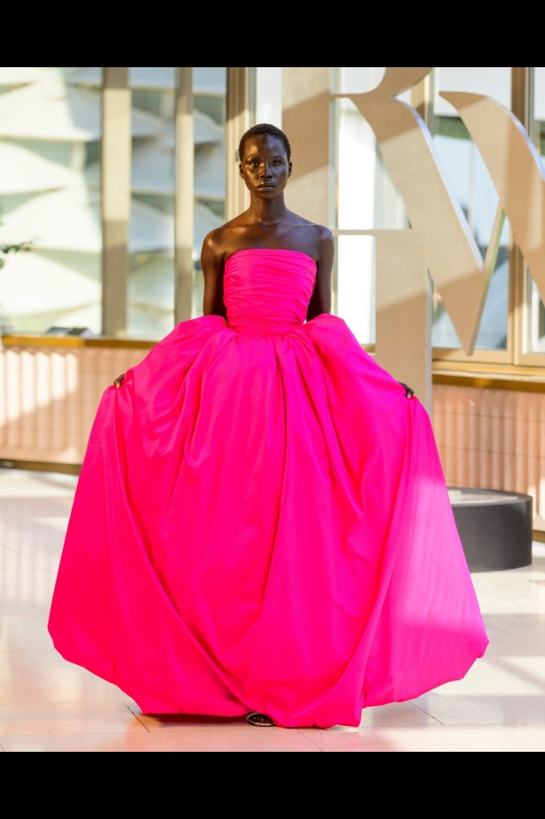 مجموعة "MENDOSA" من دار هلا الغرباوي تجسد المشاعر المتضاربة والأناقة المتفردة في أسبوع الأزياء في الرياض