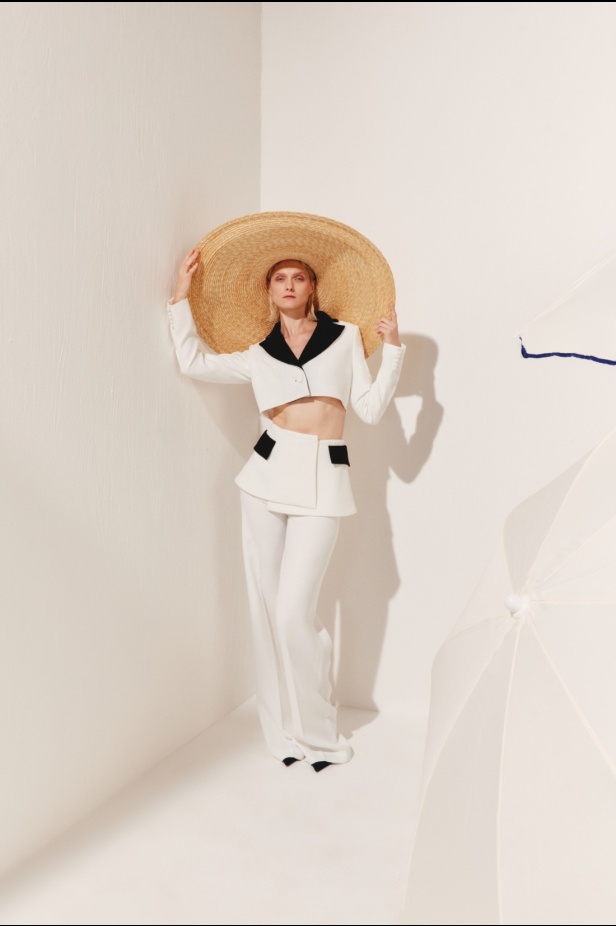 مجموعة AZZI & OSTA لربيع وصيف 2025 تجسد روح السفر المغامر من شروق الشمس إلى غروبها