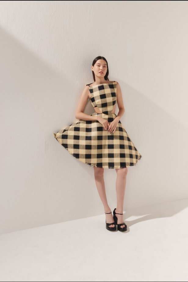 مجموعة AZZI & OSTA لربيع وصيف 2025 تجسد روح السفر المغامر من شروق الشمس إلى غروبها