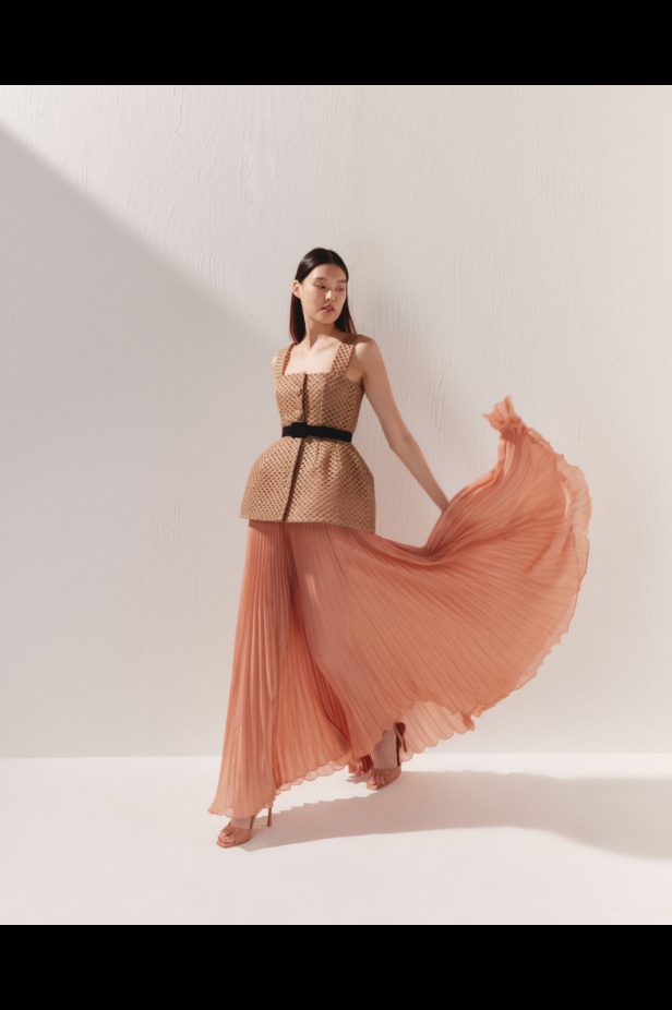 مجموعة AZZI & OSTA لربيع وصيف 2025 تجسد روح السفر المغامر من شروق الشمس إلى غروبها