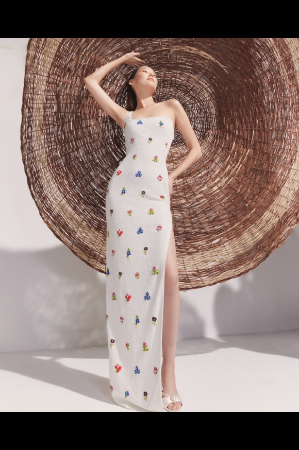 مجموعة AZZI & OSTA لربيع وصيف 2025 تجسد روح السفر المغامر من شروق الشمس إلى غروبها