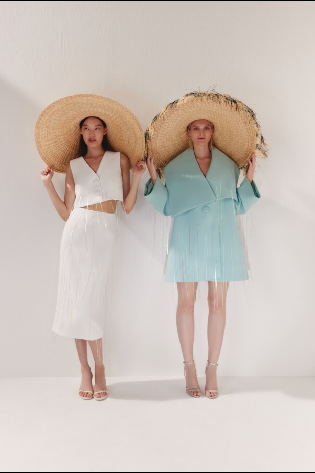 مجموعة AZZI & OSTA لربيع وصيف 2025 تجسد روح السفر المغامر من شروق الشمس إلى غروبها