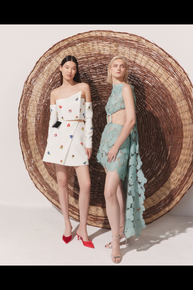 مجموعة AZZI & OSTA لربيع وصيف 2025 تجسد روح السفر المغامر من شروق الشمس إلى غروبها