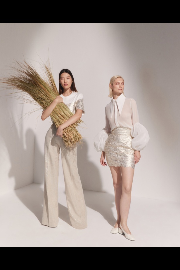 مجموعة AZZI & OSTA لربيع وصيف 2025 تجسد روح السفر المغامر من شروق الشمس إلى غروبها