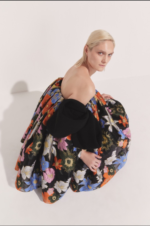 مجموعة AZZI & OSTA لربيع وصيف 2025 تجسد روح السفر المغامر من شروق الشمس إلى غروبها