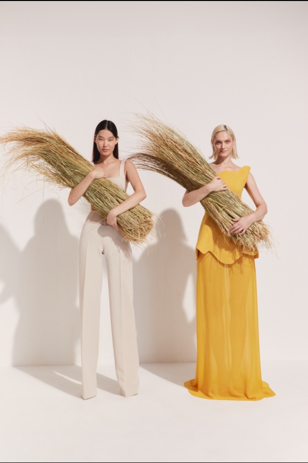 مجموعة AZZI & OSTA لربيع وصيف 2025 تجسد روح السفر المغامر من شروق الشمس إلى غروبها