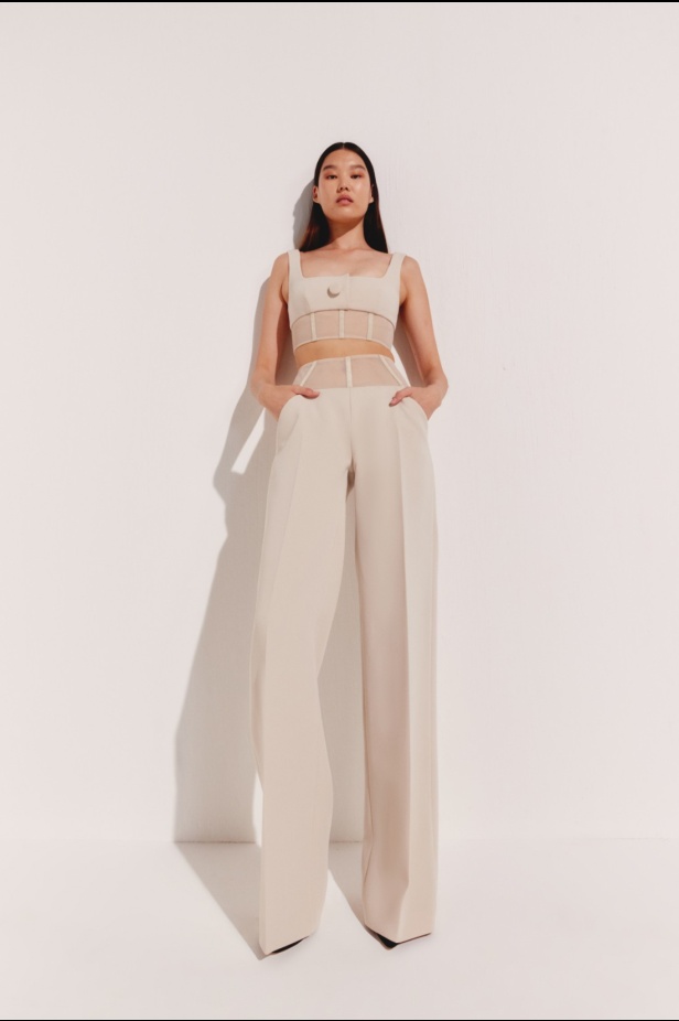 مجموعة AZZI & OSTA لربيع وصيف 2025 تجسد روح السفر المغامر من شروق الشمس إلى غروبها