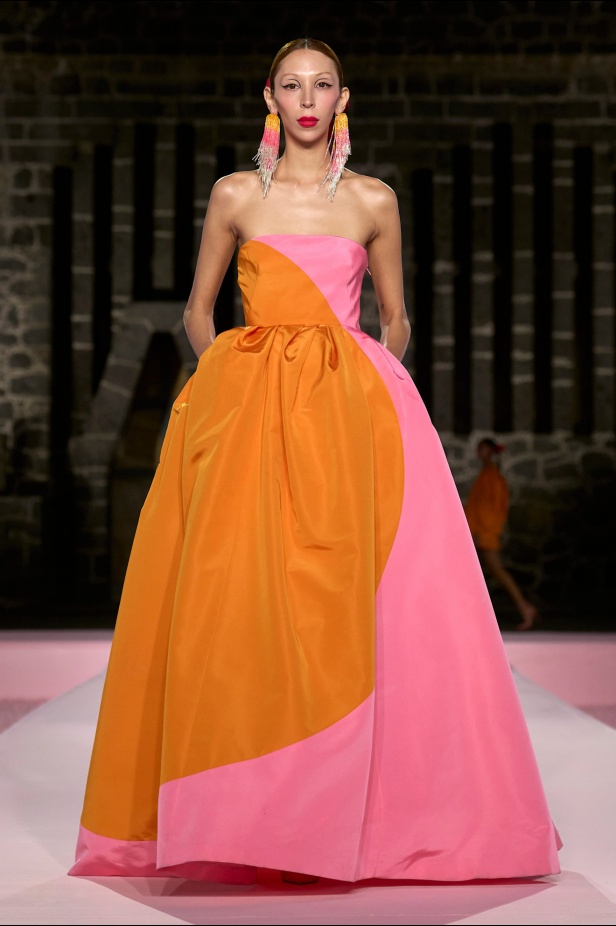 مجموعة Carolina Herrera Resort 2025... احتفاء بالألوان والحرف اليدوية المكسيكية 