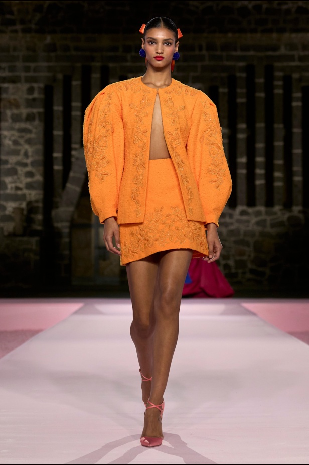 مجموعة Carolina Herrera Resort 2025... احتفاء بالألوان والحرف اليدوية المكسيكية 