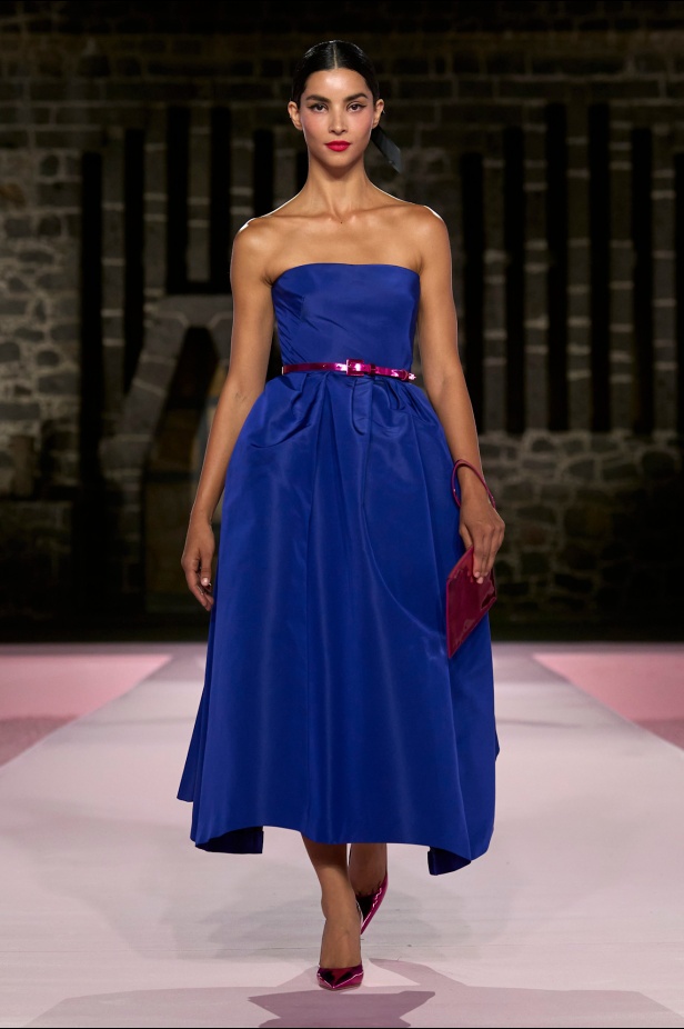 مجموعة Carolina Herrera Resort 2025... احتفاء بالألوان والحرف اليدوية المكسيكية 