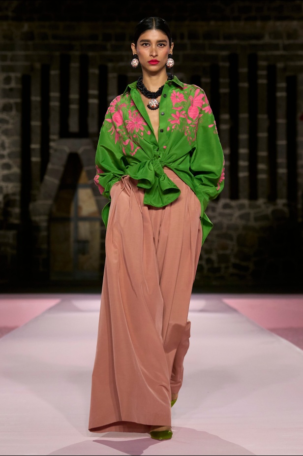 مجموعة Carolina Herrera Resort 2025... احتفاء بالألوان والحرف اليدوية المكسيكية 