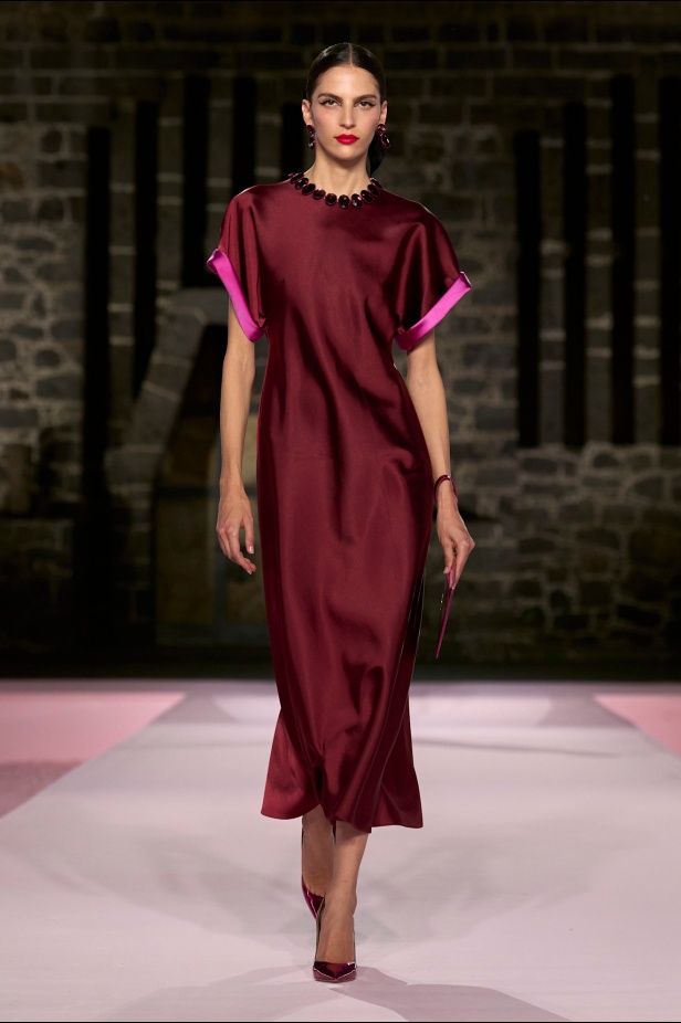 مجموعة Carolina Herrera Resort 2025... احتفاء بالألوان والحرف اليدوية المكسيكية 